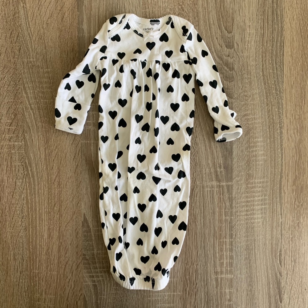 Newborn black hearts on white, sleep gown